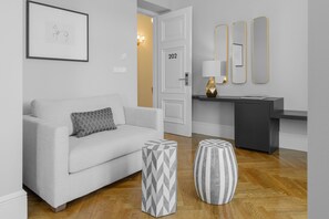 Suite Signature, balcón (Acropolis View) | Sábanas de algodón egipcio y ropa de cama de alta calidad