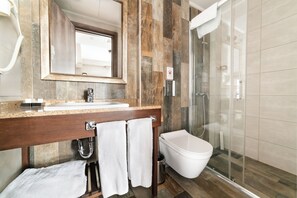 ห้องสแตนดาร์ด | ห้องน้ำ | ฝักบัว, เรนชาวเวอร์, ไดร์เป่าผม, เสื้อคลุมอาบน้ำ
