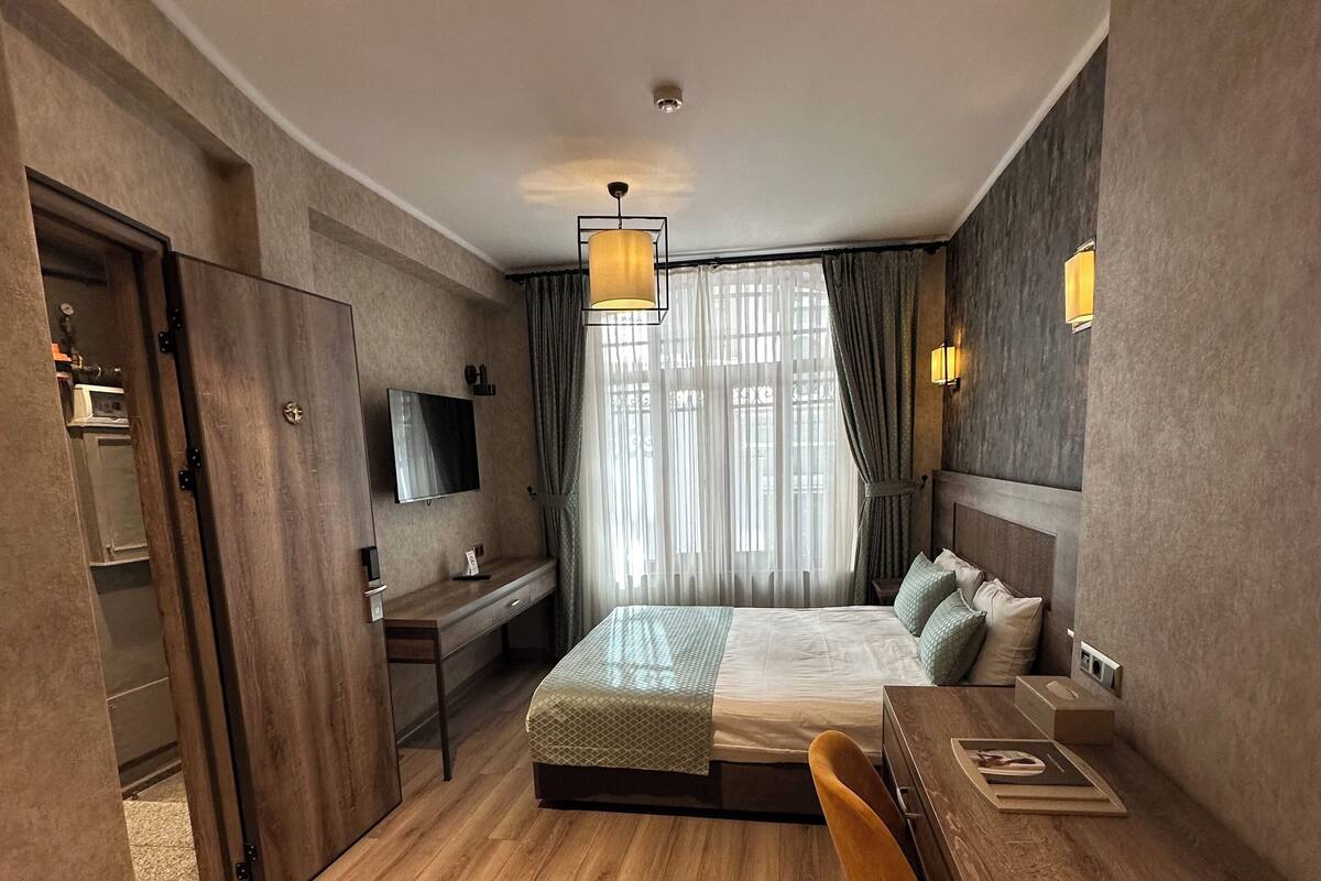 Ropa de cama hipoalergénica, colchones con efecto memoria y minibar