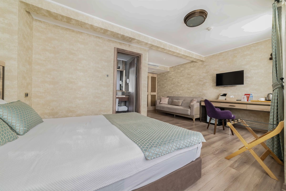 Habitación exclusiva | Ropa de cama hipoalergénica, camas con efecto memoria y minibar