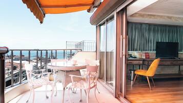 Panoramic-Dreibettzimmer, Meerblick | Blick vom Balkon