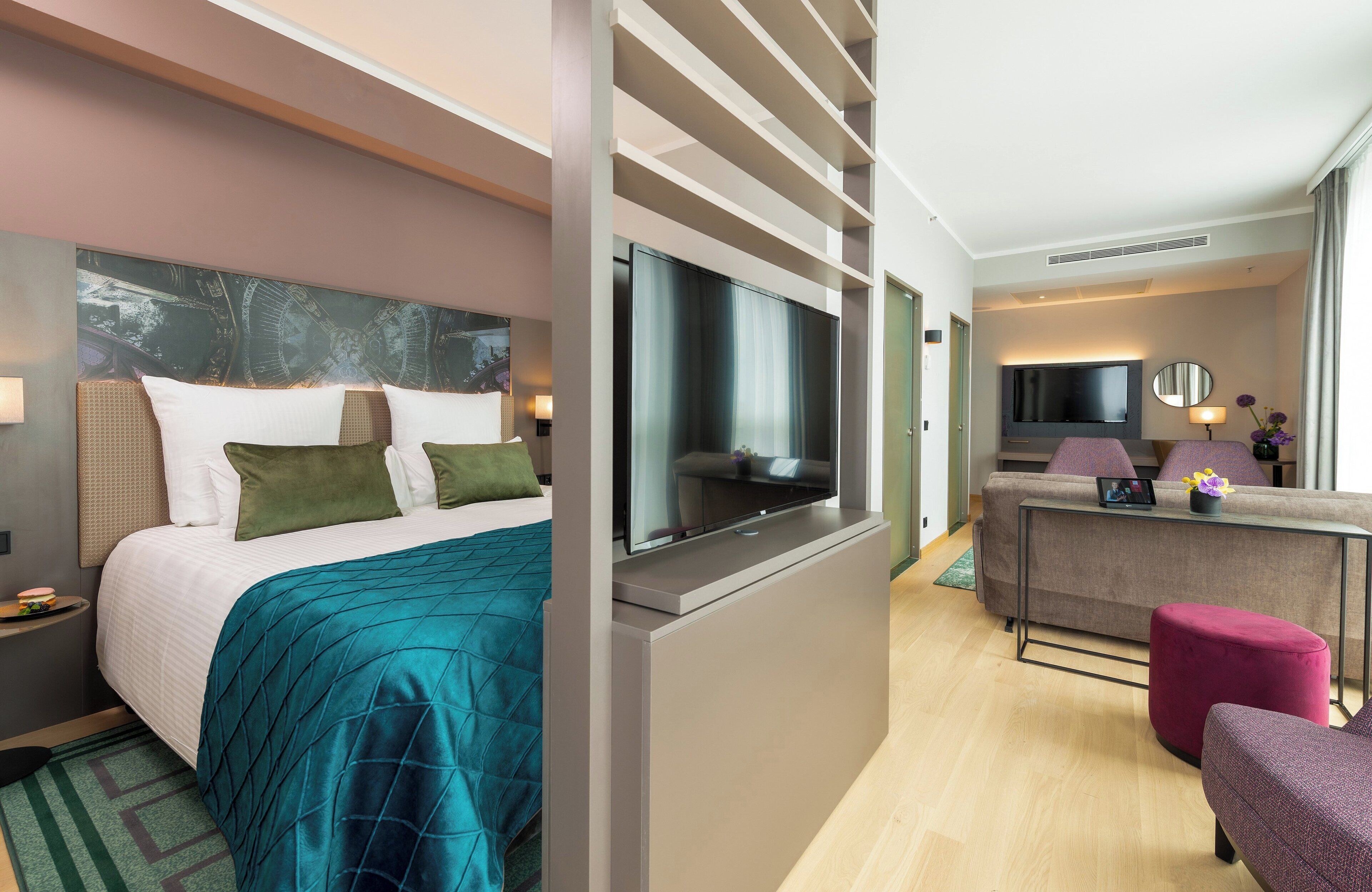 ジュニア スイート ダブルベッド 1 台ソファーベッド付き | セーフティボックス (室内)、デスク、ノートパソコン用作業スペース、防音設備