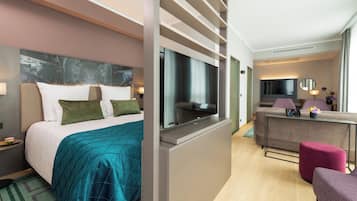 ジュニア スイート ダブルベッド 1 台ソファーベッド付き | セーフティボックス (室内)、デスク、ノートパソコン用作業スペース、防音設備