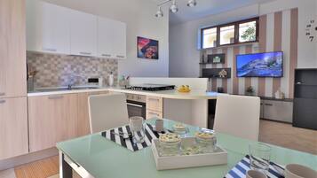 Apartamento urbano, 2 quartos | Cozinha privada | Geladeira grande, fogão, cooktop, talheres/pratos/utensílios de cozinha