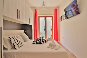 Departamento urbano, 2 habitaciones | 2 habitaciones, muebles diferentes y tabla de planchar con plancha 