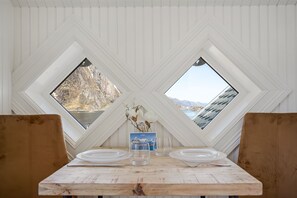 Studiosuite – deluxe, balkong | Spiseområde på rommet