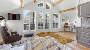 Deluxe Studio Suite, Balcony | WiFi (free), bed sheets - Sakrisøy Gjestegård (Moskenes)