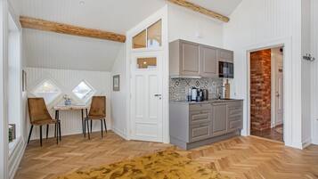 Deluxe Studio Suite, Balcony | Private kitchen | Fridge, microwave