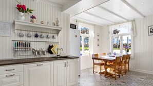 Shared fridge, shared microwave - Sakrisøy Gjestegård (Moskenes)