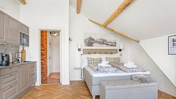 Deluxe Studio Suite, Balcony | Free WiFi, bed sheets