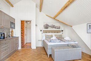 Deluxe Studio Suite, Balcony | Free WiFi, bed sheets - Sakrisøy Gjestegård (Moskenes)