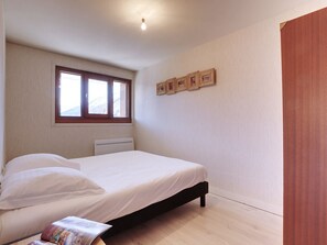1 bedroom, bed sheets