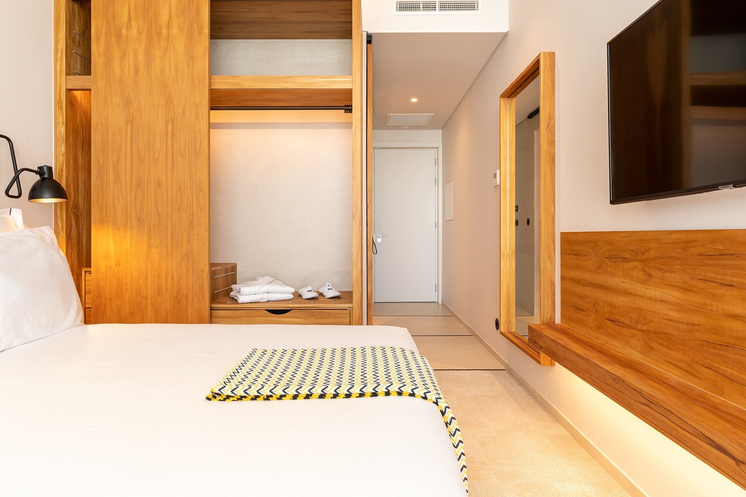 standard single room | 1 bedroom, minibar, in-room safe, desk