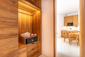 1 chambre, minibar, coffres-forts dans les chambres, bureau