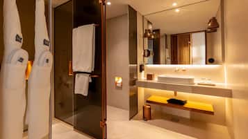 Suite Supérieure, baignoire à jets | Salle de bain | Articles de toilette gratuits, sèche-cheveux, peignoirs, chaussons