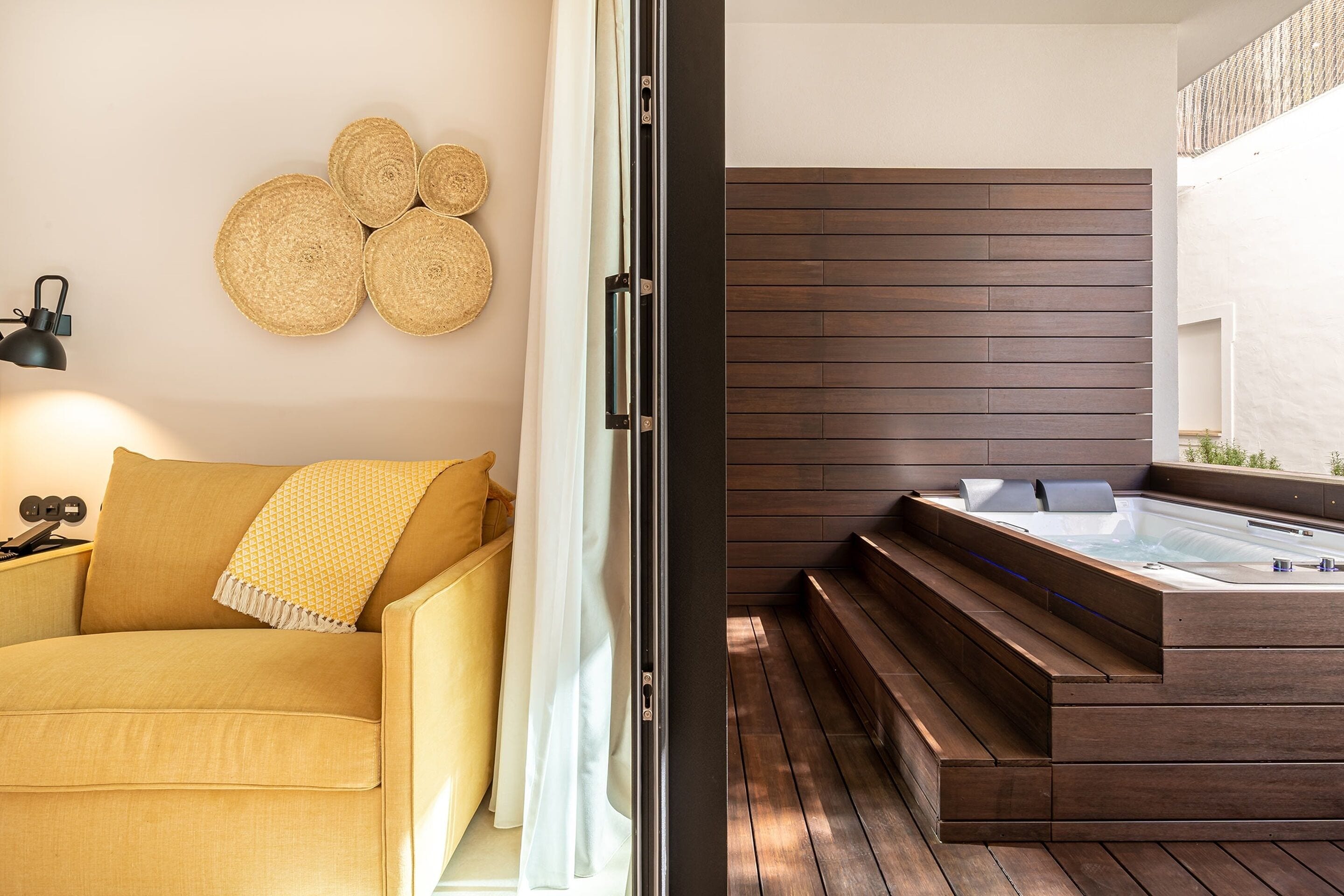 standard double room, jetted tub | 1 bedroom, minibar, in-room safe, desk