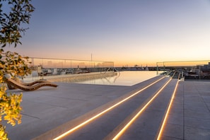 Indoor pool, outdoor pool, pool umbrellas, sun loungers - 3HB Faro (Faro)