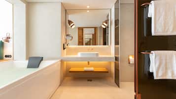 Un bany modern amb banyera, un lavabo i un mirall.