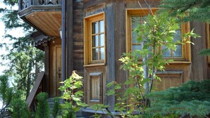 A wooden building with a balcony and large windows. - Elegant duplex in Courchevel 1850 with fireplace and private parking (Courchevel 1850)