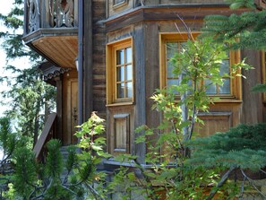 Un bâtiment en bois doté d’un balcon et de grandes fenêtres.
