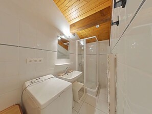 Bathroom - Sunny 4-Room Apartment for 7 with Balcony and Mountain Views (Le Grand-Bornand)