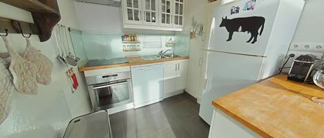 Réfrigérateur, four à micro-ondes, un four, surface de cuisson