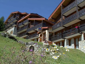 Un hôtel à plusieurs étages, doté de balcons, d’une fondation en pierre et d’une enseigne indiquant qu’il fait partie de la chaîne hôtelière Odelhof Brüggen.