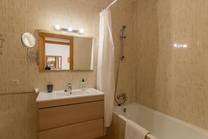 Baignoire, sèche-cheveux, serviettes fournies, savon