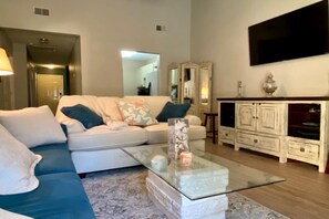 Smart TV, caminetto, stampante