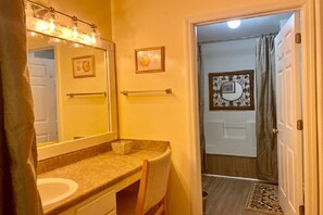 Duschwanne, Haartrockner, Handtücher, Seife