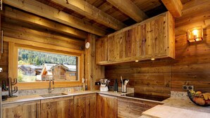 Fridge, microwave, dishwasher - Spacious Chalet in Courchevel La Tania - 13 pax (La Tania)