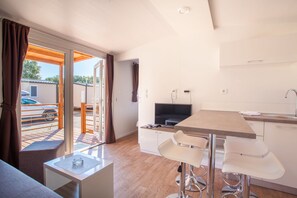 Standard Mobile Home | In-room dining - Mobile Homes Delta at Campsite Lopari (Mali Losinj)