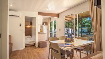 Mobile Home Premium | Restauration dans la chambre