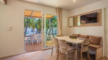 Premium Mobile Home | Living area | Flat-screen TV