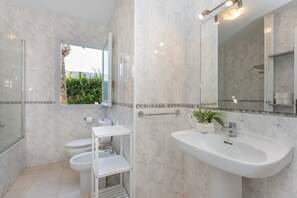 Een bad, een haardroger, handdoeken