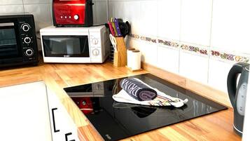 Frigorífico, microondas, horno y placa de cocina