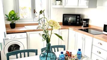 Frigorífico, microondas, horno y placa de cocina