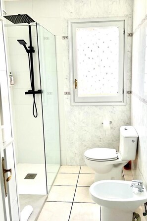 Bathtub, hair dryer, towels - Light-Flooded “Apartment Delfín 3” with Pool, Terrace & WiFi; Parking Available in the Street (Cala Blanca)