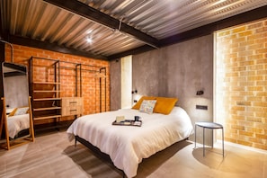 2 chambres, bureau, fer et planche à repasser, lit de bébé portatif