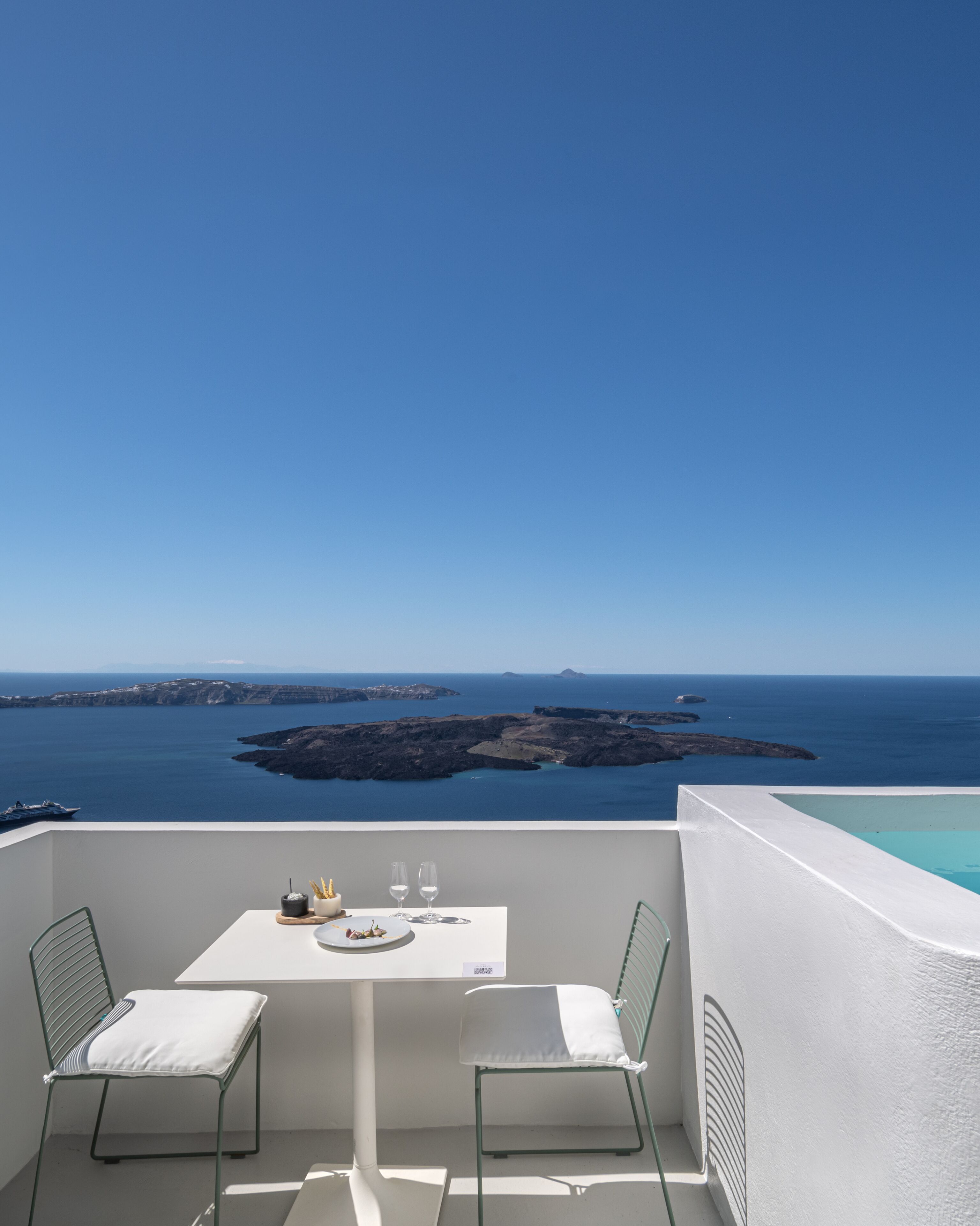 Honeymoon Suite with Outdoor Jetted Tub & Caldera View | Minibar, soundproofing, free WiFi, bed sheets