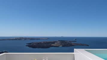 Honeymoon Suite with Outdoor Jetted Tub & Caldera View | Minibar, soundproofing, free WiFi, bed sheets