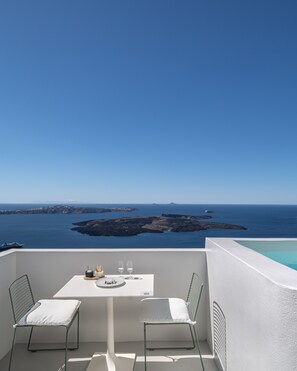 Honeymoon Suite with Outdoor Jetted Tub & Caldera View | Minibar, soundproofing, free WiFi, bed sheets - Akra Suites & Spa (Santorini)