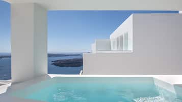 Deluxe Suite with Outdoor Jetted Tub & Caldera View | Minibar, lydisolering, gratis Wi-Fi, sengetøj