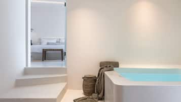 Grand Suite with Indoor Jetted Tub and Caldera View | Minibar, lydisolering, gratis Wi-Fi, sengetøj