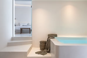 Grand Suite with Indoor Jetted Tub and Caldera View | Minibar, soundproofing, free WiFi, bed sheets