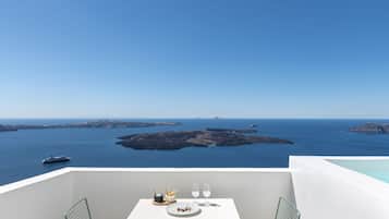 Honeymoon Suite with Outdoor Jetted Tub & Caldera View