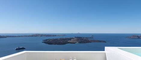 Honeymoon Suite with Outdoor Jetted Tub & Caldera View | Minibar, soundproofing, free WiFi, bed sheets