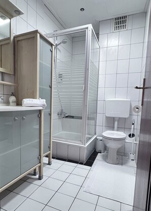Dusche, Haartrockner, Handtücher, Seife