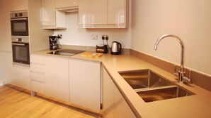 Refrigerador con freezer, microondas, horno, placa de cocina