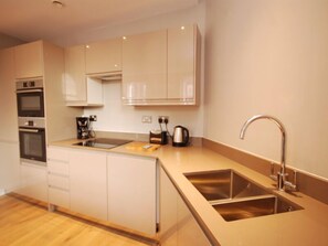 Leilighet – deluxe | Eget kjøkken | Kjøleskap, mikrobølgeovn, ovn og kokeplater